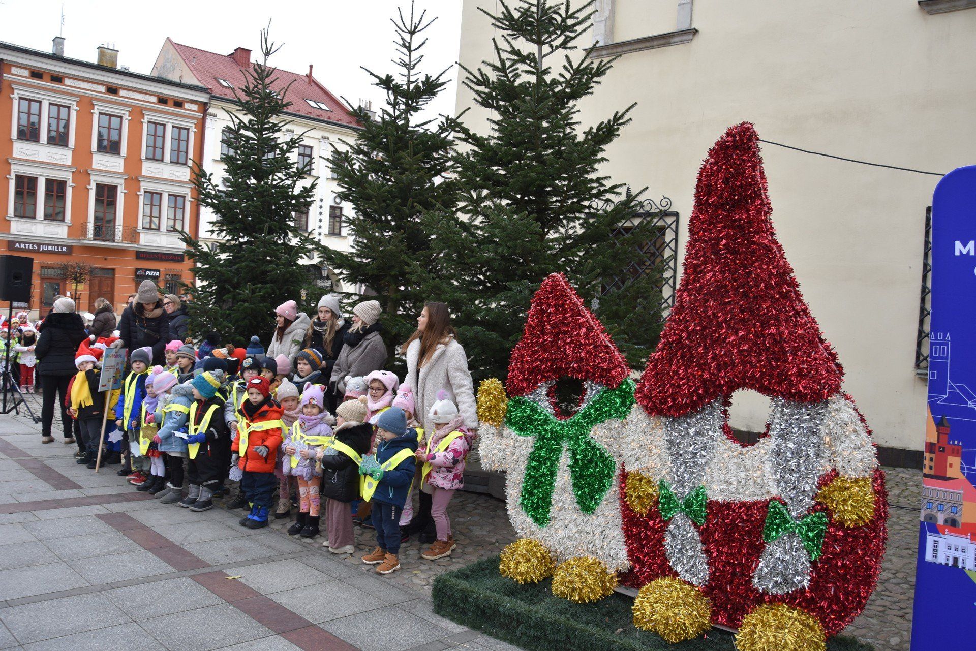Dzieci z tarnowskich przedszkoli przybyły na Rynek ze śnieżynkami i dobrymi nastrojami