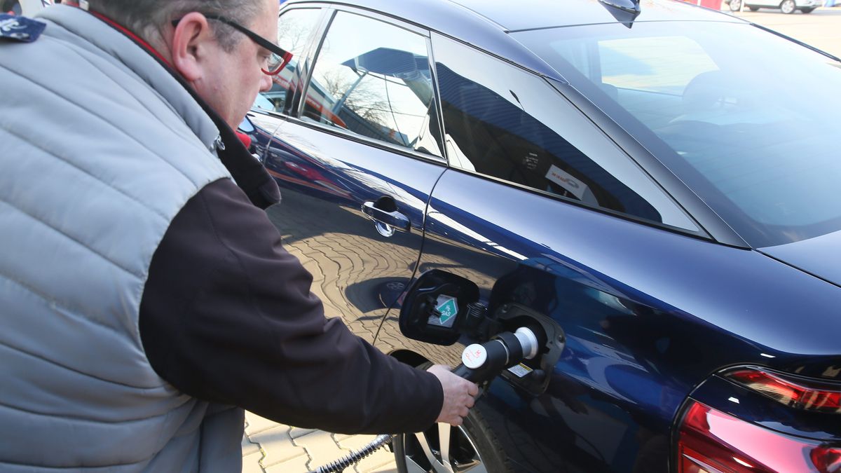 Kilka minut i znów 500 km zasięgu. Z gniazdka tego nie uzyskamy.