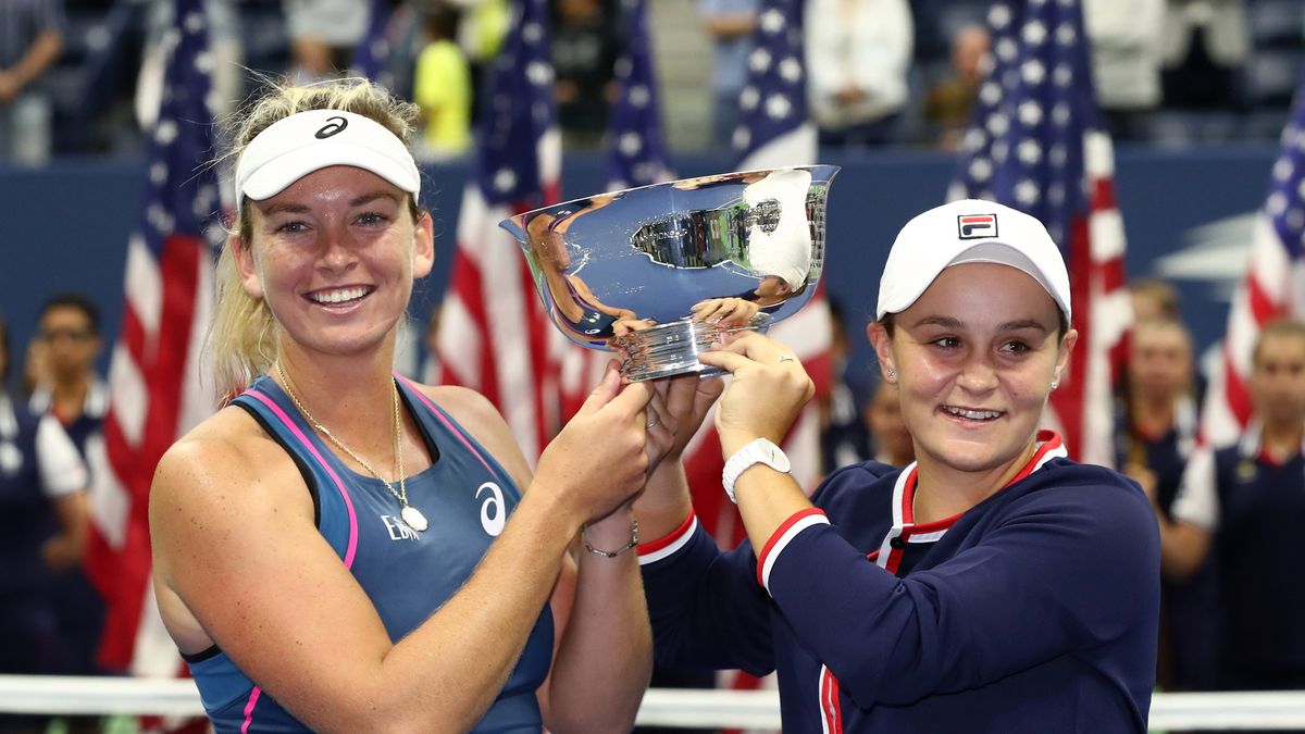 Zdjęcie okładkowe artykułu: Getty Images / Al Bello / Na zdjęciu: Coco Vandeweghe i Ashleigh Barty, mistrzynie US Open 2018 w grze podwójnej kobiet