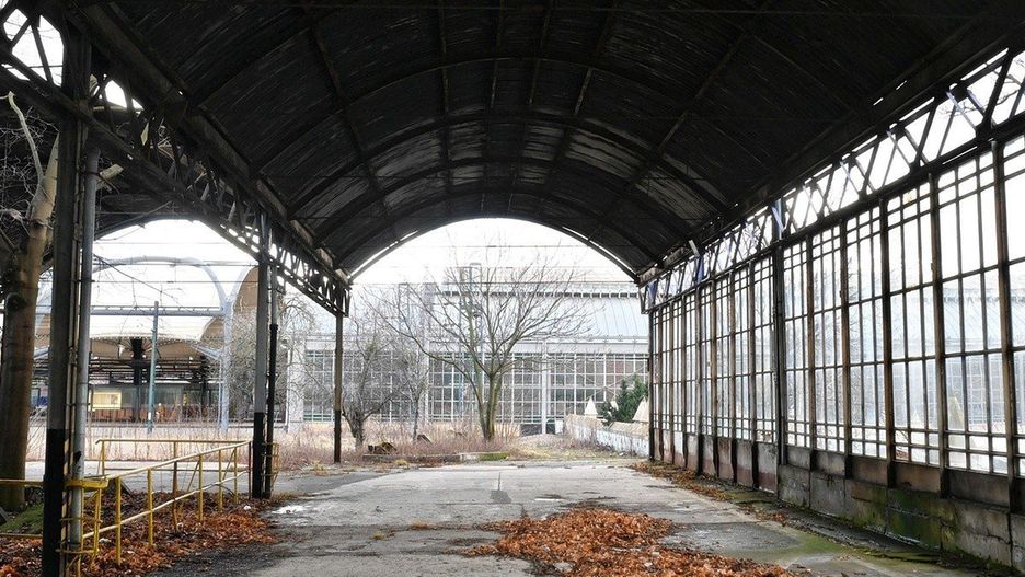 Opuszczony dworzec popada w ruinę - Wrocław