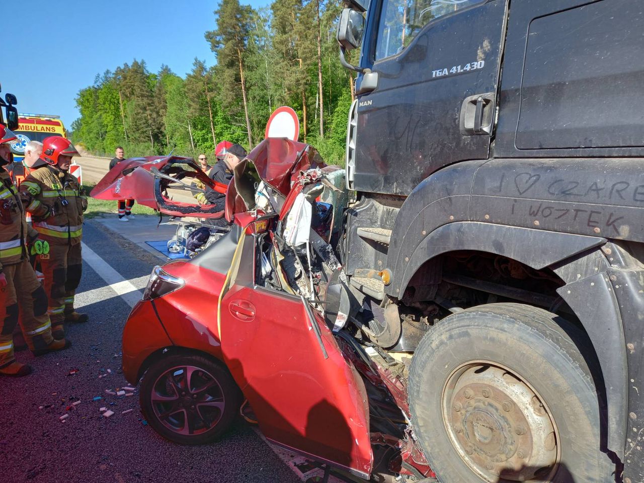 Tragiczny wypadek. Nie żyją dwie osoby dorosłe i dziecko