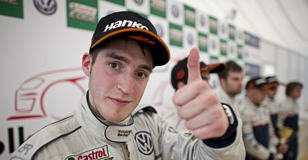 Polski finalista Gran Turismo Academy wygrał pierwszy wyścig jako profesjonalny kierowca