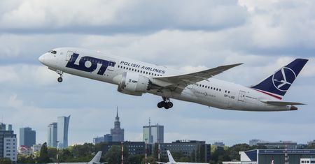 Kwiaty z Miami, maszyny i leki. Oto co lata pod pokładem Dreamlinerów LOT-u