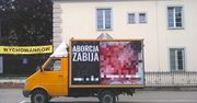 Warszawa. Sama przeciwko antyaborcyjnej furgonetce. Kobieta wstrzymała akcję fundacji Pro-Prawo do Życia