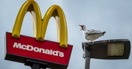 Czy Lidl, Biedronka, McDonald's i KFC będą otwarte w święto pracy? Gdzie zjemy i zrobimy zakupy 1 maja?