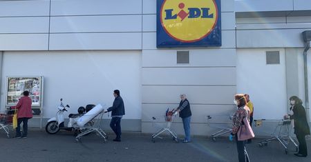 Koronawirus w Polsce. W Lidlu maseczki ochronne od producenta rajstop