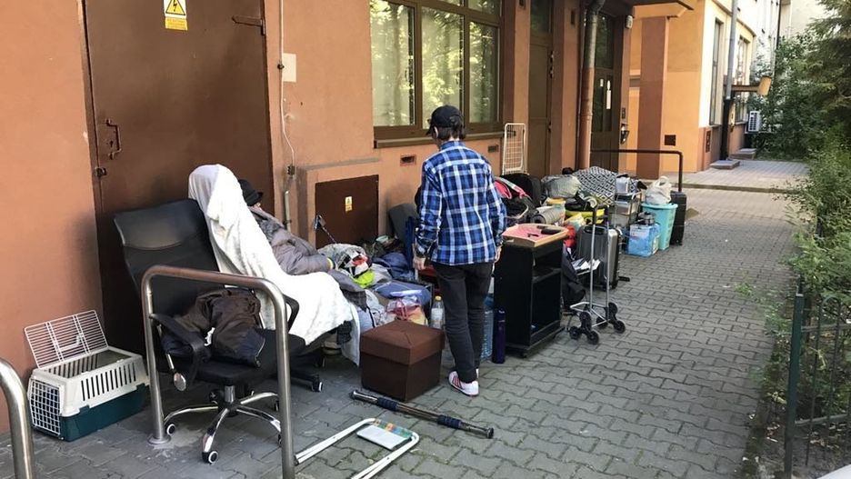 W takich warunkach od czterech dni mieszka pani Małgorzata wraz z 78-letnią mamą