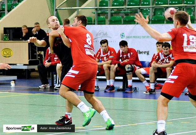 Mateusz Kostrzewa był ostro powstrzymywany przez gdańskich obrońców