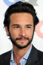 Rodrigo Santoro broni prawa z Arnoldem Schwarzeneggerem