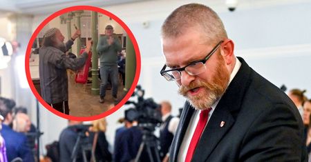 Tańczyli z gaśnicą, gdy Braun zgasił świecę. Tak rabin komentuje wybory
