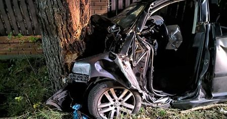 Śmiertelny wypadek na Pomorzu. Kierowca uderzył w drzewo