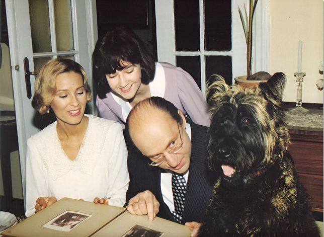 Maria Gładkowsk, Paulina Tworzyańska i Piotr Fronczewski na planie "Awantury o Basię" w 1995 r.