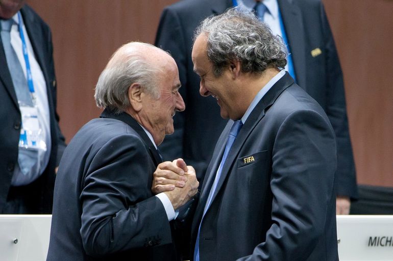 Na zdjęciu: Sepp Blatter (L) i Michel Platini (P)