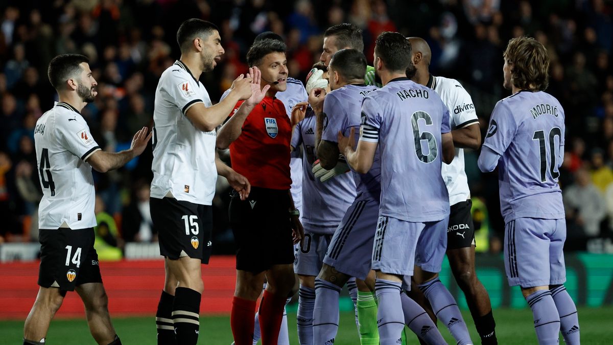 Zdjęcie okładkowe artykułu: PAP/EPA / Biel Alino / Arbiter meczu Valencia - Real w ogniu krytyki