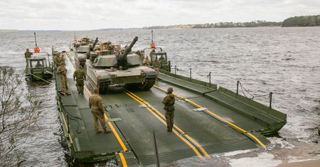 Żołnierze przeprawiają się przez Wisłę. NATO ćwiczy scenariusze na wypadek wojny