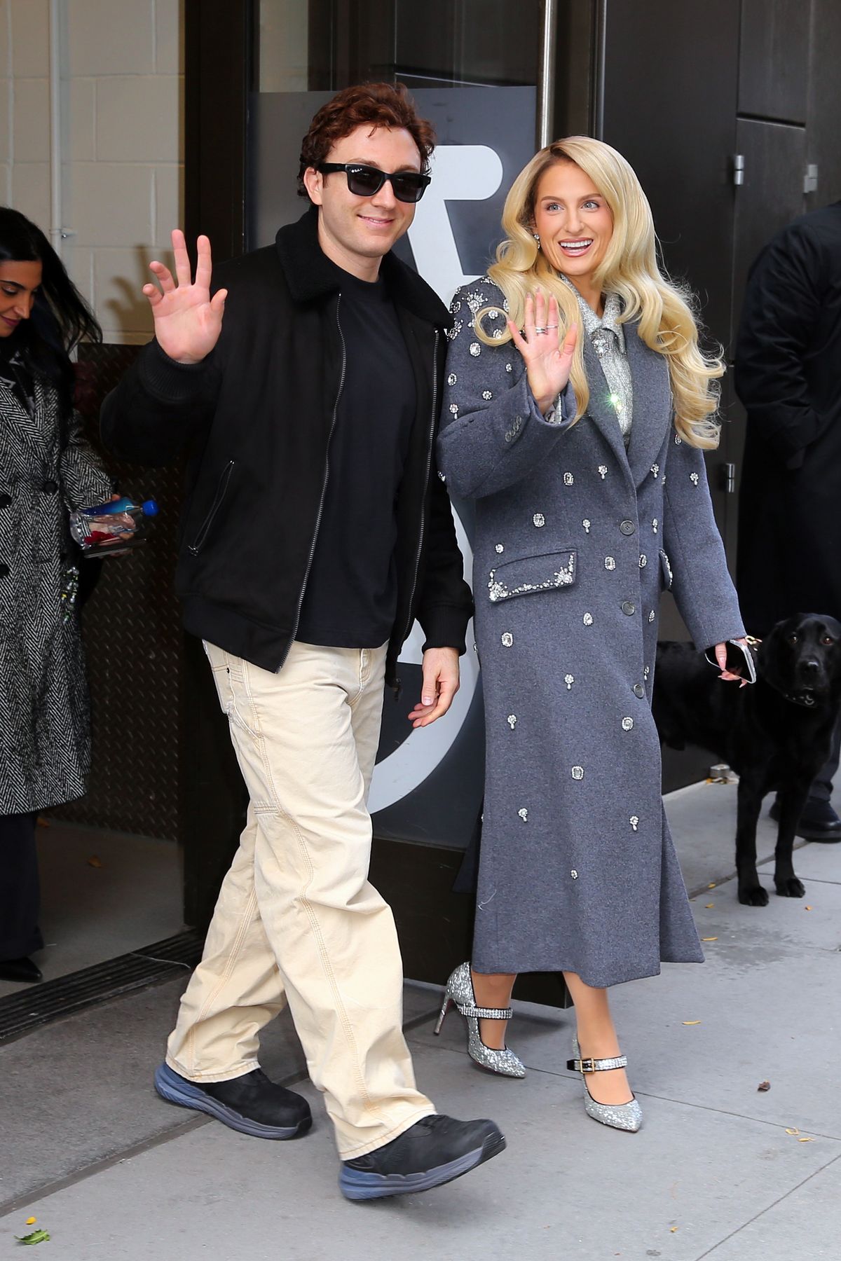 Szczuplejsza o 30 kg Meghan Trainor w ultrakrótkiej mini macha do fanów z mężem u boku (ZDJĘCIA)