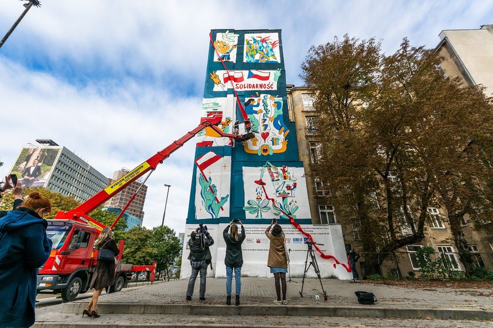 Warszawa. Powstały bliźniacze murale w stolicach Polski i Czech. Mówią o współpracy dwóch krajów