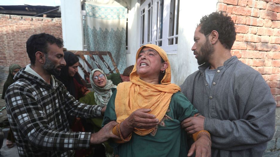 Relatives of Ahsan Ul Haq Sheikh, who officials say is suspected of involvement in the Pahalgam attack, mourn after their house was demolished in Murran village of Pulwama, south of Srinagar, India, 26 April 2025. The houses of two more militants were destroyed. At least 26 people were killed on 22 April when gunmen opened fire on a group of tourists in Pahalgam, in what officials described as the most serious civilian attack in the region in recent years. EPA/FAROOQ KHAN Dostawca: PAP/EPA.