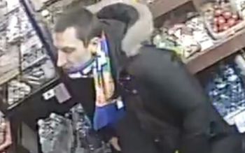 Szalikiem szyja owinięta. Policja liczy, że rozpoznasz delikwenta