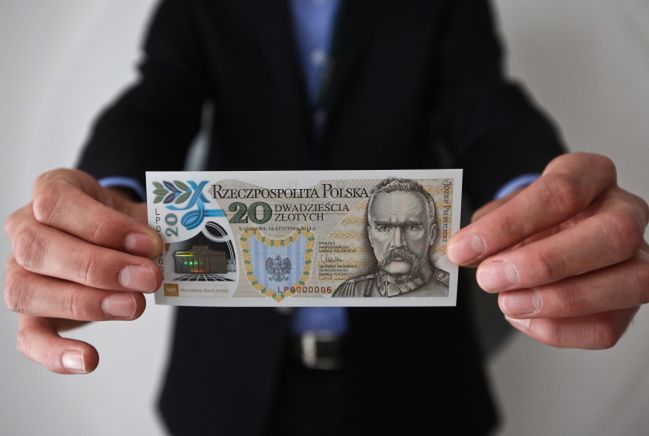 Plastikowy banknot z Józefem Piłsudskim