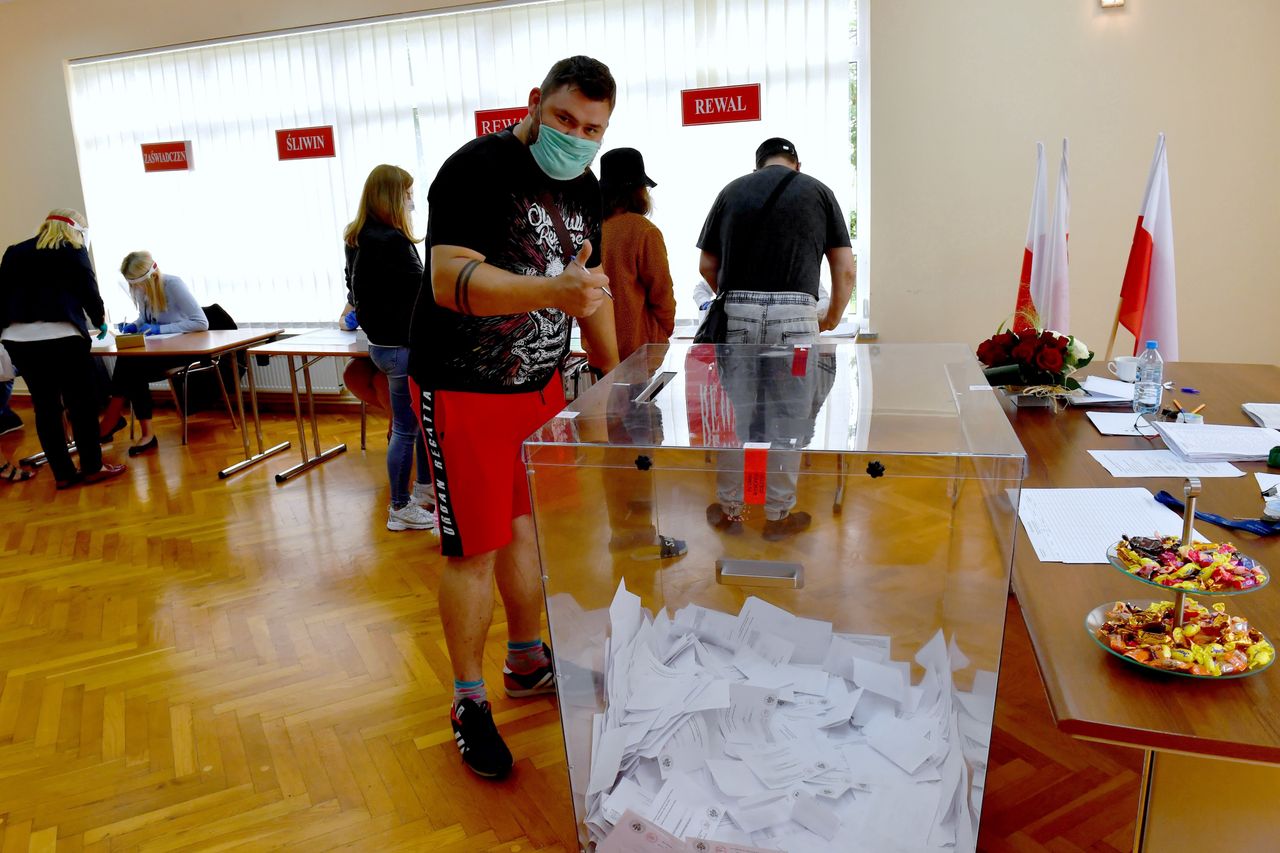 Wybory prezydenckie 2020 - II tura. Jak wynika z exit poll Andrzej Duda zdobył 50,4 proc. głosów, a Rafał Trzaskowski - 49, 6 proc. 