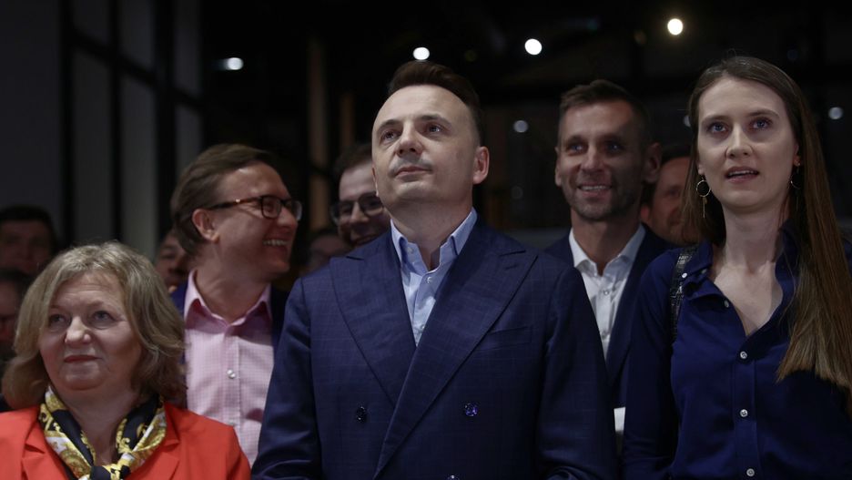 Kraków, 21.04.2024. Wybory samorządowe 2024 - II tura. Kandydat na prezydenta Krakowa Łukasz Gibała (C) z partnerką Adrianną Siudy (P) podczas swojego wieczoru wyborczego, 21 bm. w Browarze Lubicz w Krakowie. (sko) PAP/Art Service
