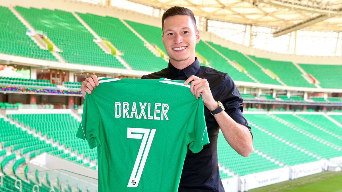 Julian Draxler z koszulką Al-Ahli SC