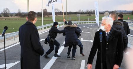 Września. Incydent na obwodnicy. "Biegli w stronę premiera" (ZDJĘCIA)