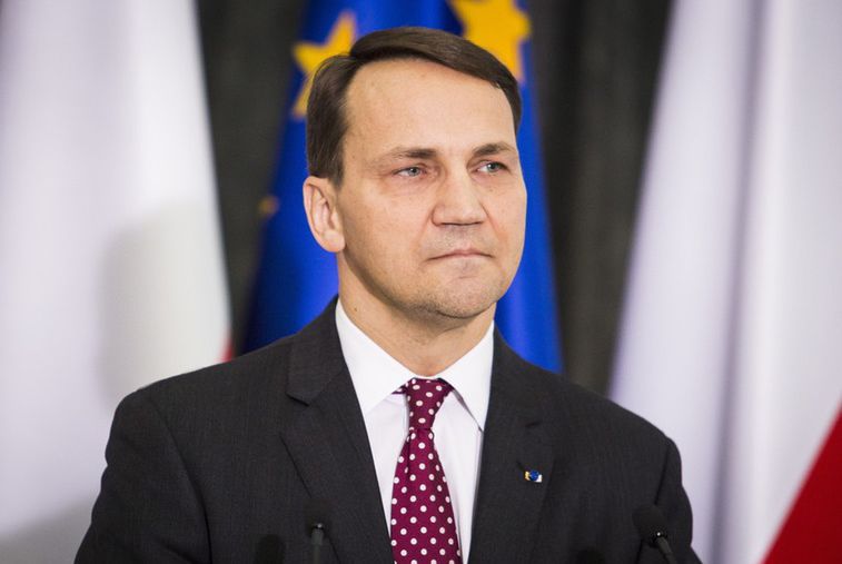 4 tys. zł za korzystanie z telefonu w Szwajcarii. Radosław Sikorski zapłaci słony rachunek