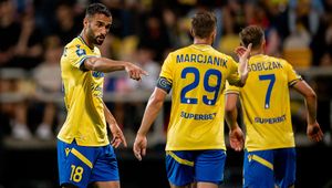 Stracił miejsce w składzie po przegranej 0:4. Jego kontrakt został rozwiązany