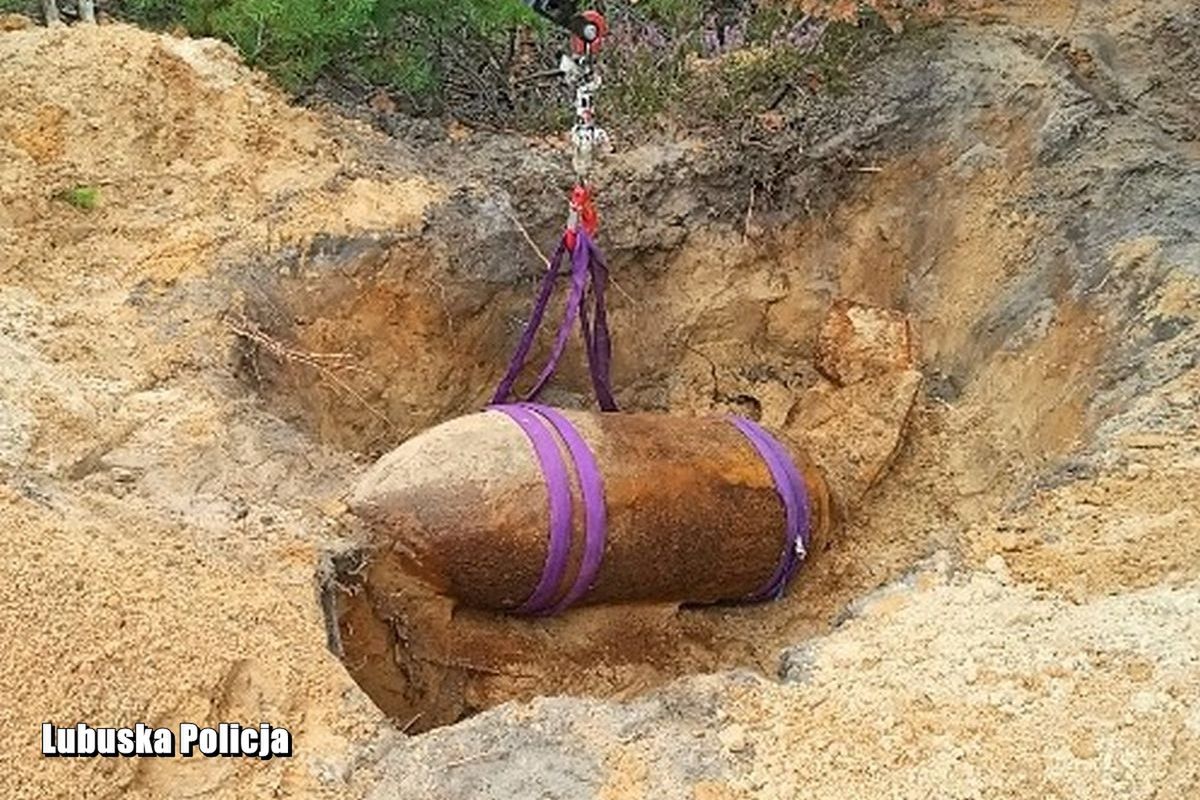 Bomba znaleziona w lesie, niewybuch