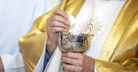 Ksiądz zakażony koronawirusem. Dopiero co udzielał komunii. Szukają uczestników mszy