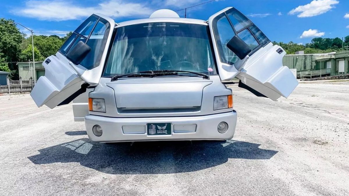 Pojazd posiada motylkowe drzwi, co ma sprawiać wrażenie odrzutowca