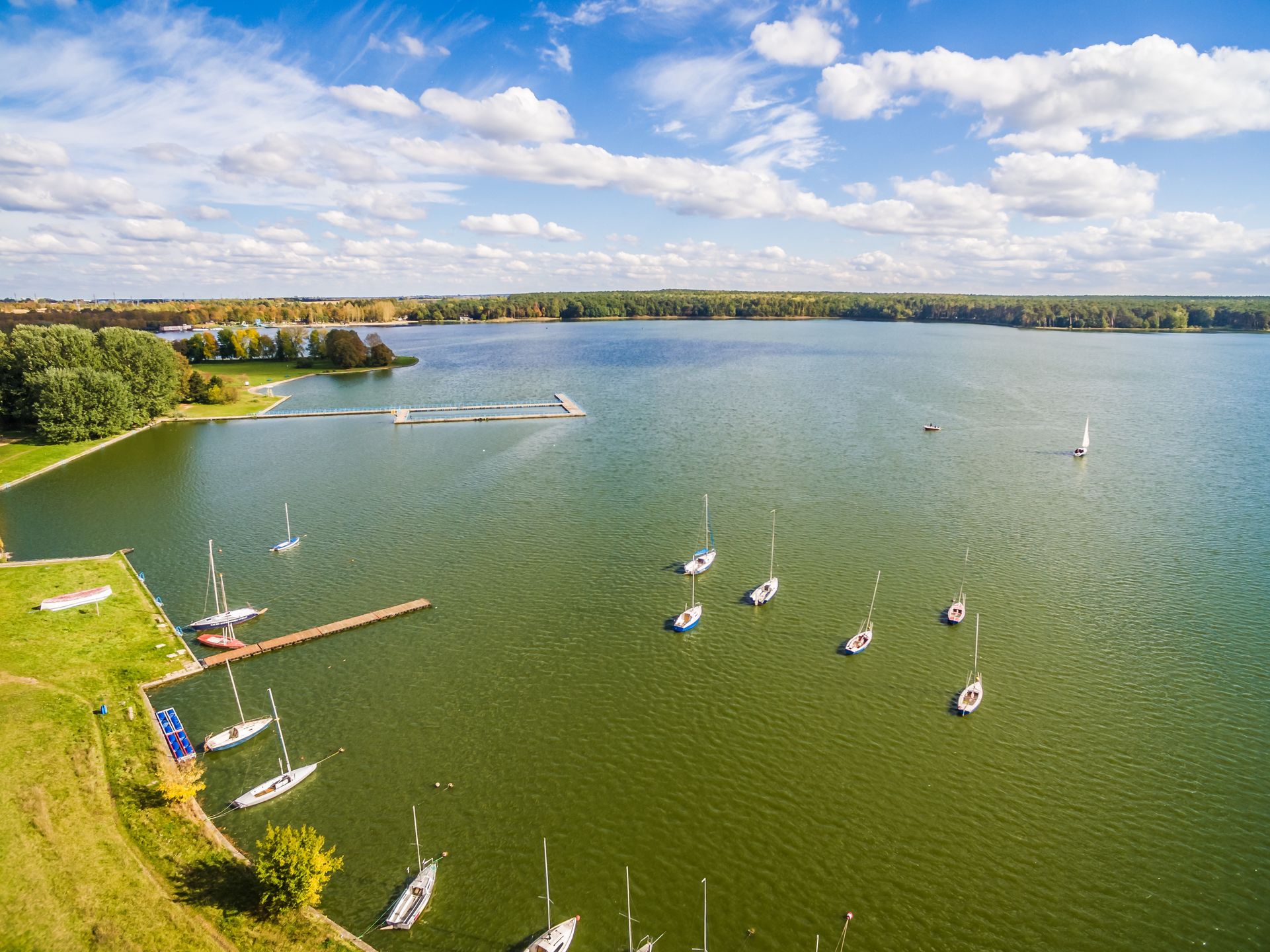 Pogoda jezioro Mazury łódki żaglówki wakacje słońce