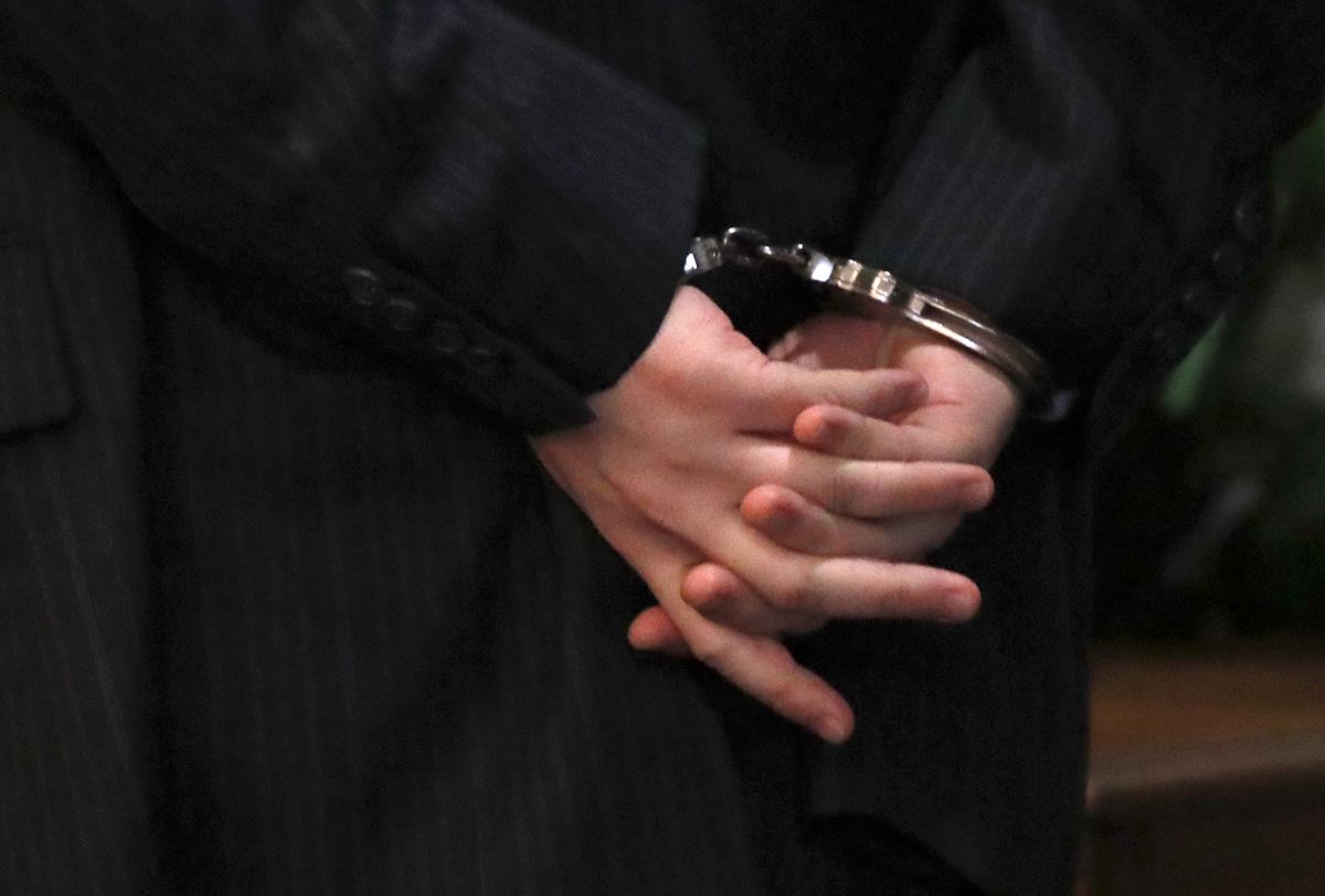 Чоловік в наручниках (Allen J. Schaben / Los Angeles Times via Getty Images)