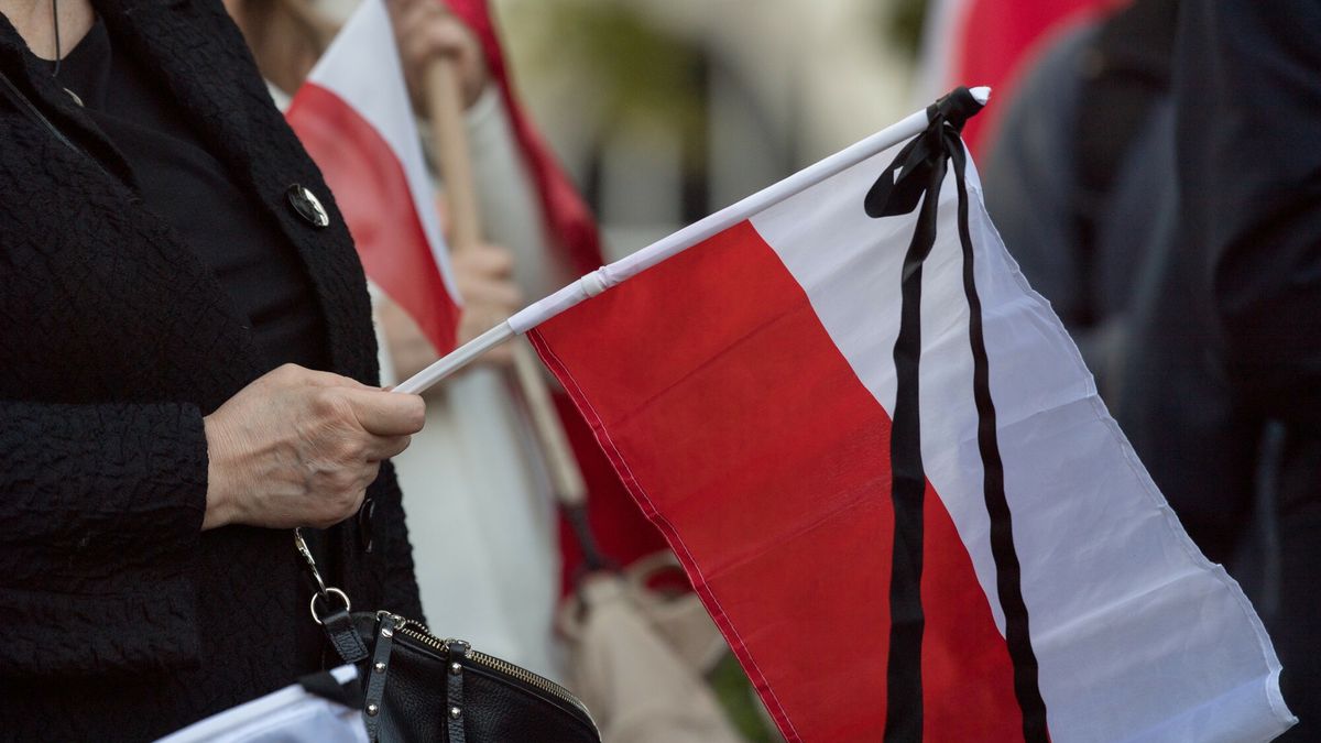 Flaga Polski z kirem, jeden z symboli żałoby narodowej