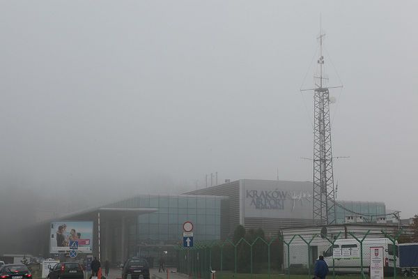 Gęsta mgła utrudniała prace lotniska w Krakowie