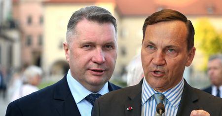 Sikorski kpi z Czarnka ws. OZE. "Chyba jednak nie powinniśmy"
