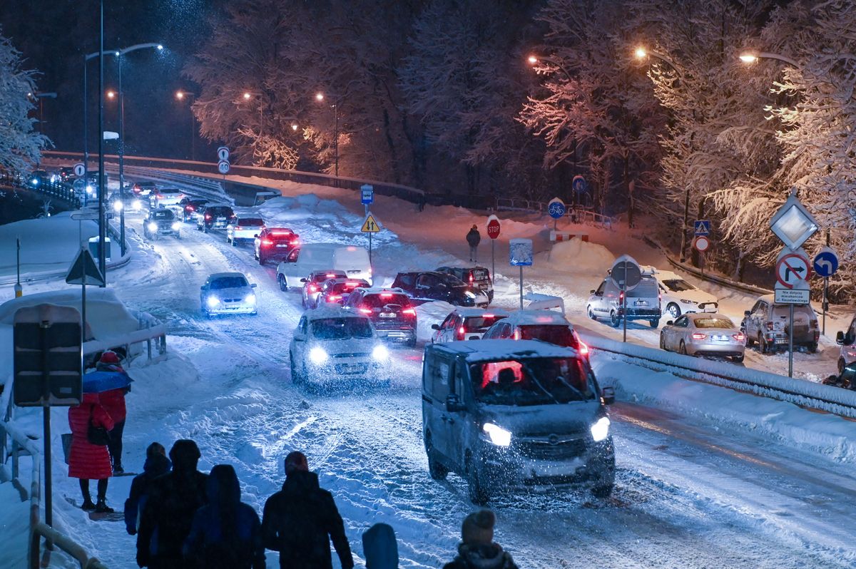 Intensywne opady śniegu spowodowały drogowy paraliż
