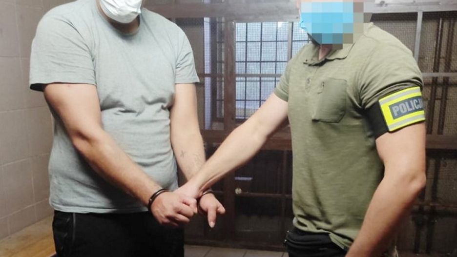 Warszawa. Policjant z zatrzymanym mężczyzną
