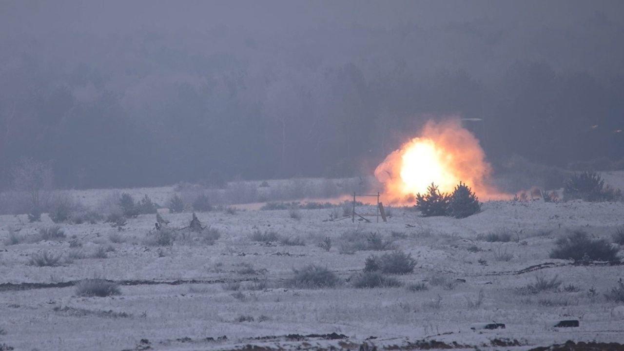 Moment trafienia w cel przez BSP-U w czasie testów na poligonie w Toruniu