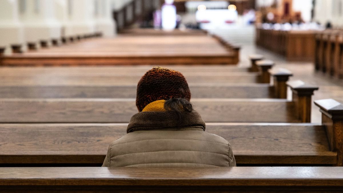 Stock Karol Porwich
Fot. Karol Porwich/East News,  ,12.02.2024. Czlowiek w kosciele - zdjecie ilustracyjne.
KP