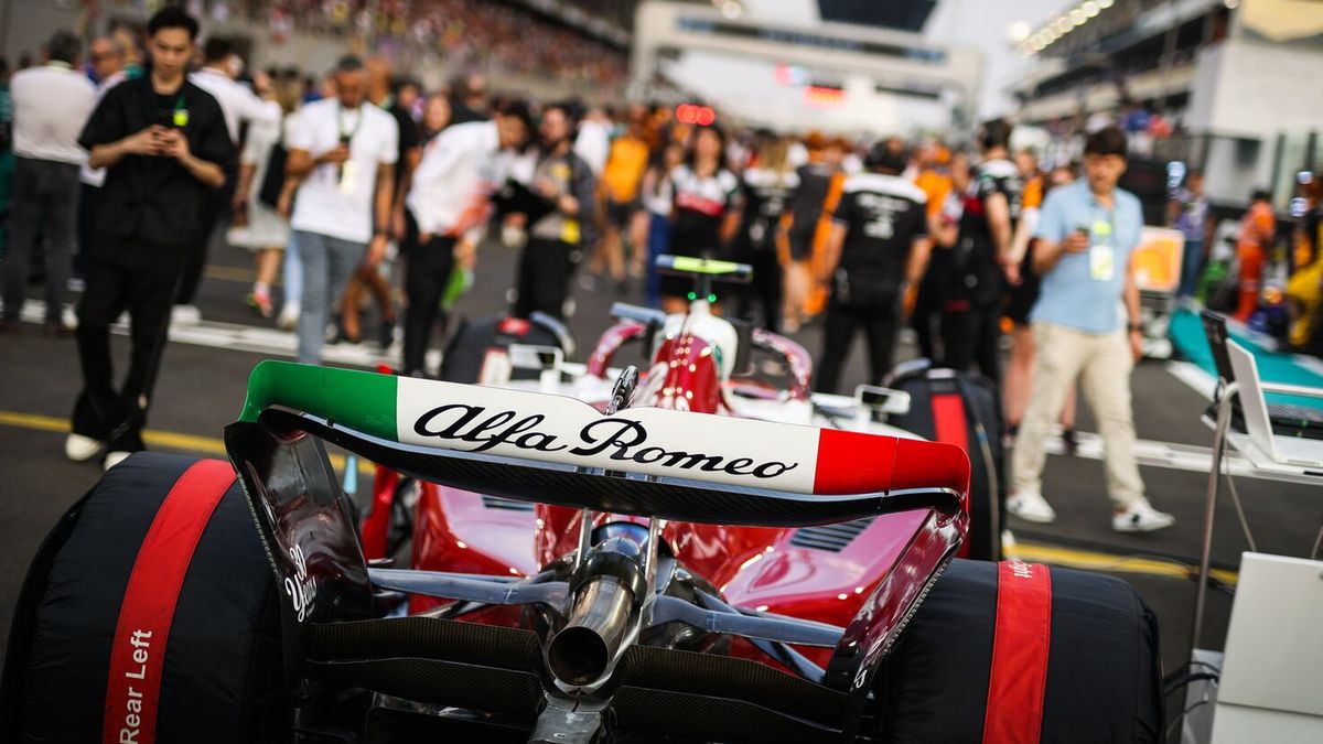 bolid Alfy Romeo na polach startowych F1