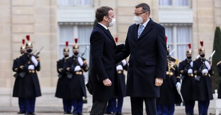 Morawiecki spotkał się z Macronem. "Chcemy, aby szczepionki były produkowane na terenie UE"