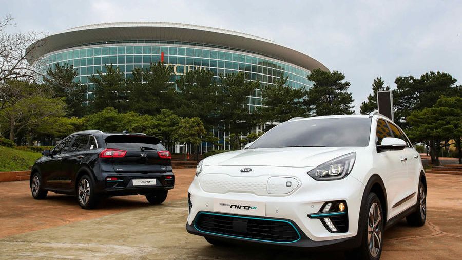 Elektryczna Kia Niro wyróżnia się tylko brakiem grilla.