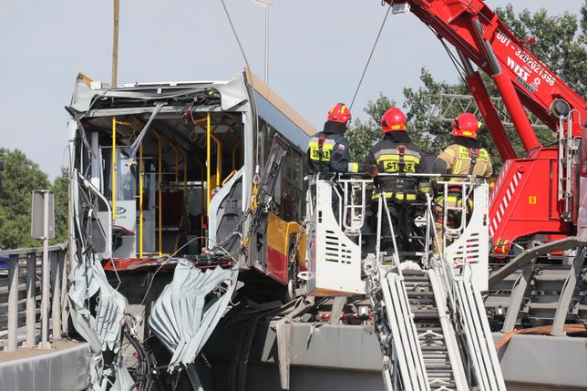 Warszawa. Wypadek autobusu miejskiego na trasie S8. Autobus przebił bariery spadł na nasyp przy Wisłostradzie