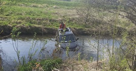 "Skacz pan już, bo tam jest głębiej". Nagranie z wypadku w kanale Raduni