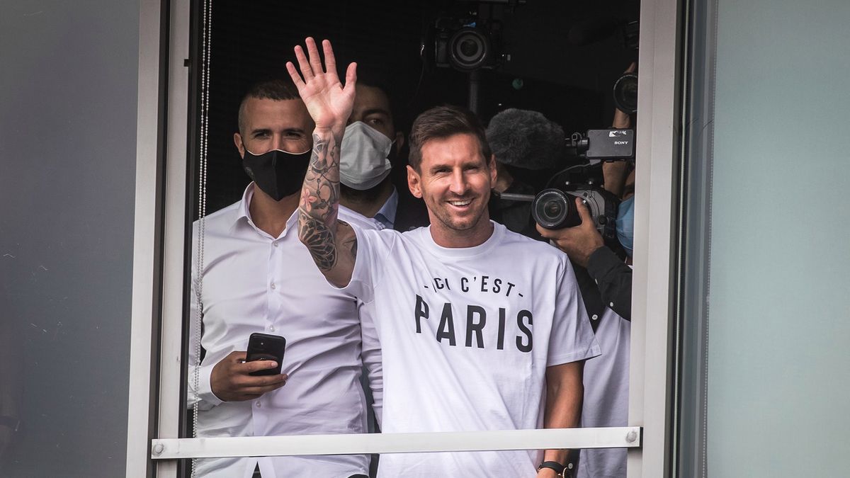 Zdjęcie okładkowe artykułu: PAP/EPA / CHRISTOPHE PETIT TESSON / Na zdjęciu: Leo Messi po przylocie do Paryża