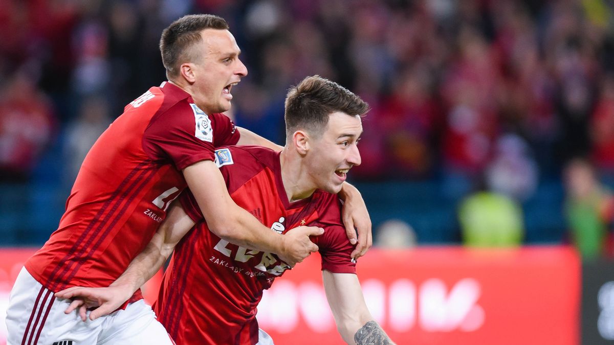Newspix / MARCIN PIRGA / CYFRASPORT  /  Radość z gola dla Wisły Sławomira Peszki (z lewej) i Marko Kolara