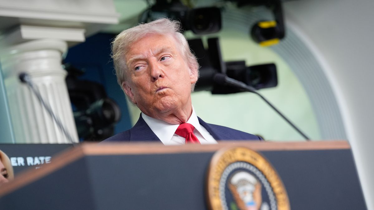 US President Donald Trump addresses the media in the James S. Brady Press Briefing Room of the White House, in Washington, DC, USA, 11 August 2025. President Trump is due to announce the deployment of the National Guard in Washington DC as part of a crime reduction strategy. EPA/YURI GRIPAS / POOL Dostawca: PAP/EPA.